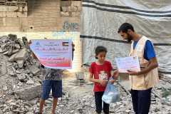 توزيع-وجبات-طعام-للأسر-المتضررة-في-غزة-2